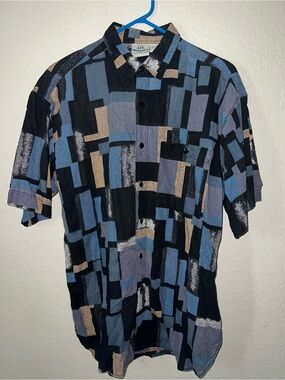 VINTAGE Van Heusen Abstract Short Sleeve Button M